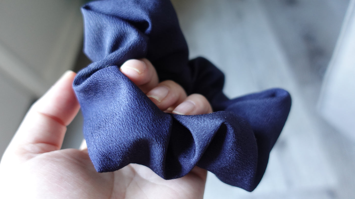 navy crepe scrunx