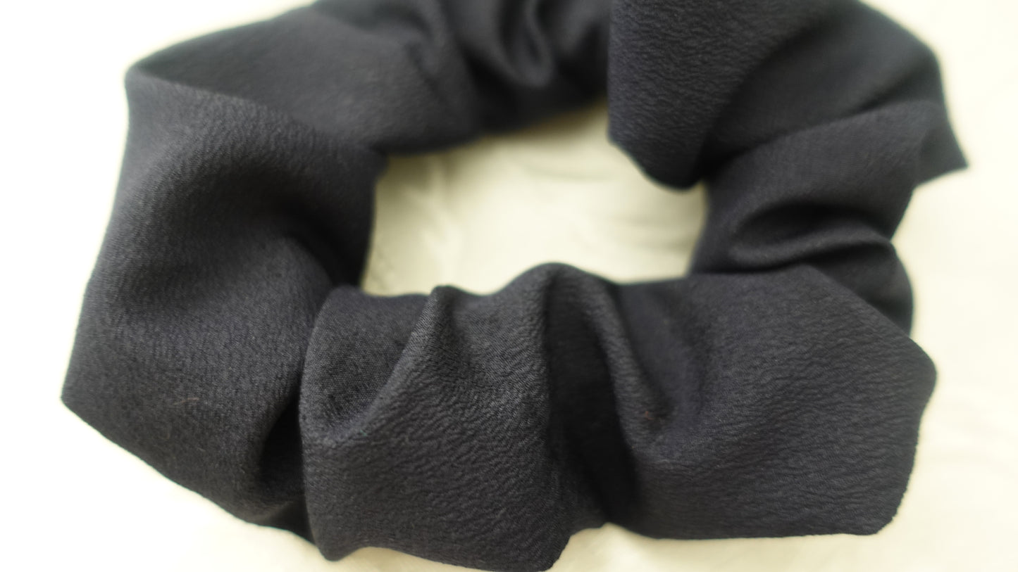 navy crepe scrunx